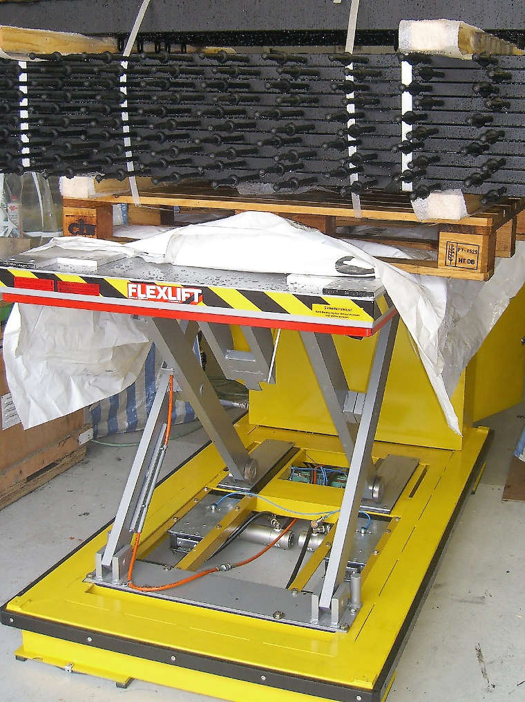 Air cushion vehicle with lifting table