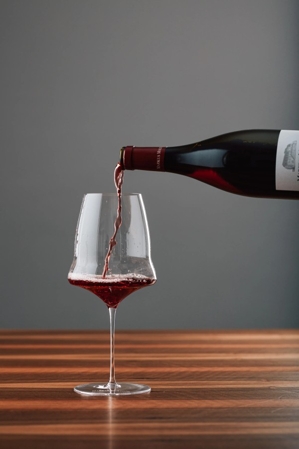 Rotwein wird eingeschenkt