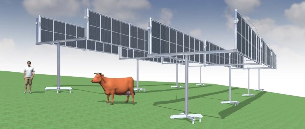 Alpine PV-Zentrale im Sommer