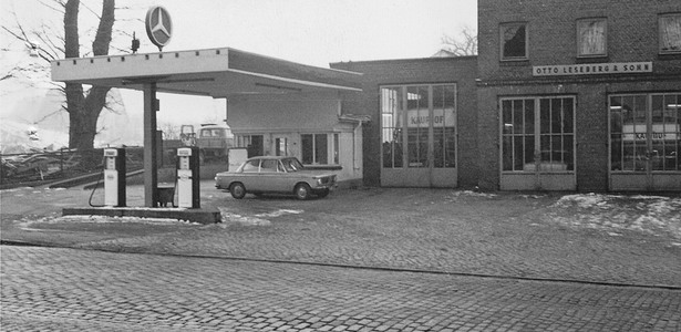 Ehemalige Tankstelle mit Mercedes-Stern