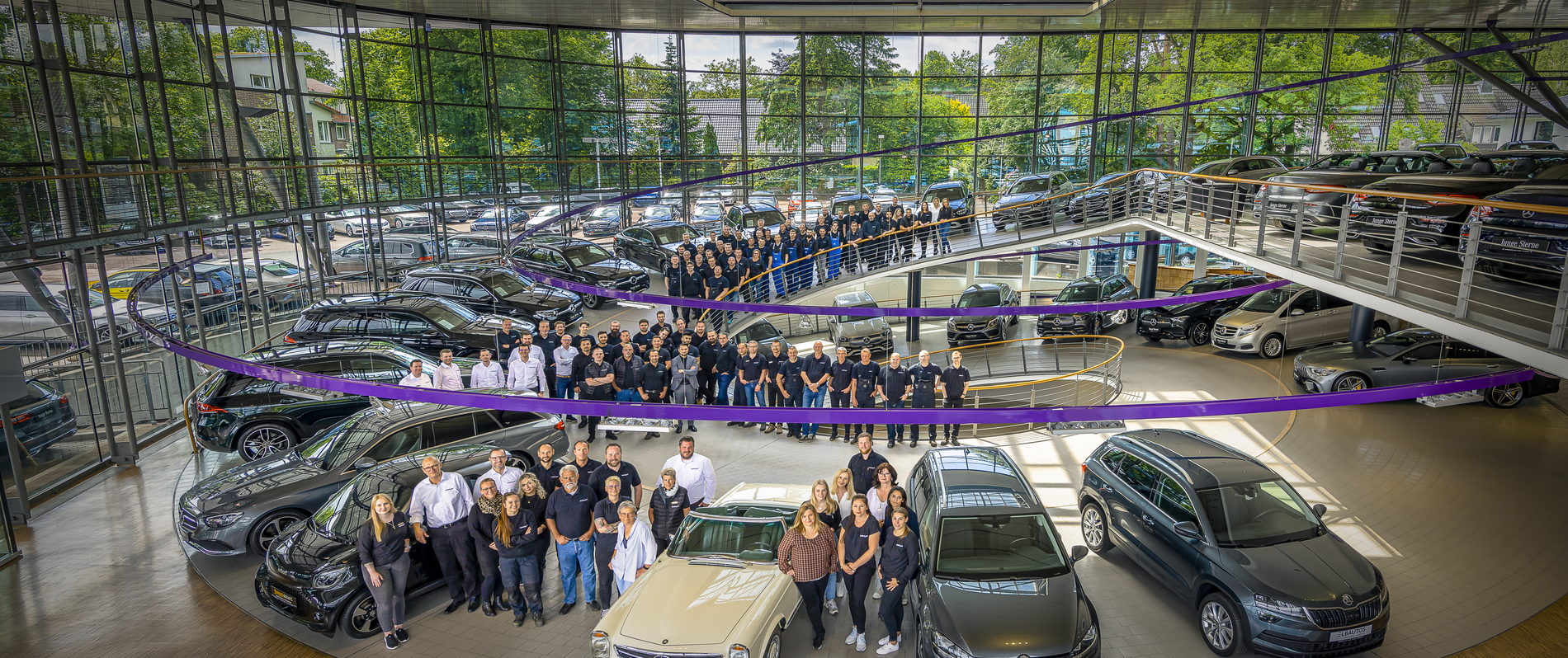 Team im modernen Autohaus