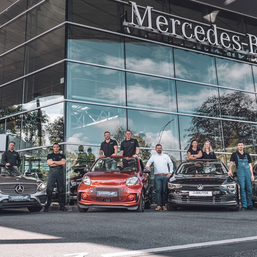 Mitarbeiterteam vor dem Mercedes-Benz-Gebäude