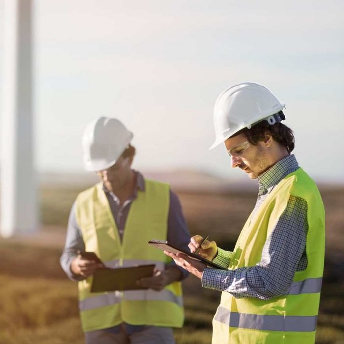 Energieaudits mit Tablet im Außeneinsatz