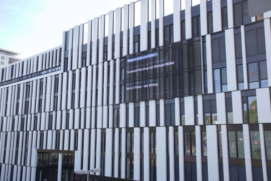 Teiltransparente LED-Fassadenwand Handelsblatt
