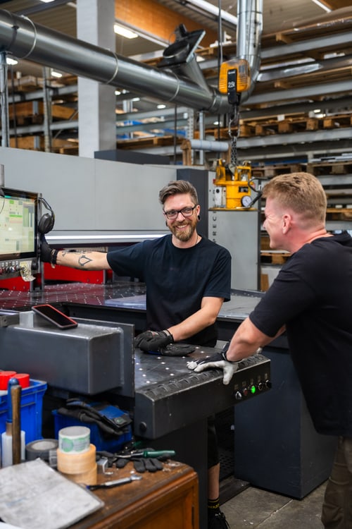 Employee at the control of a machining machine