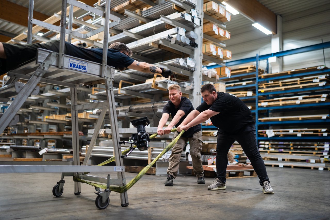Material transport in the warehouse hall