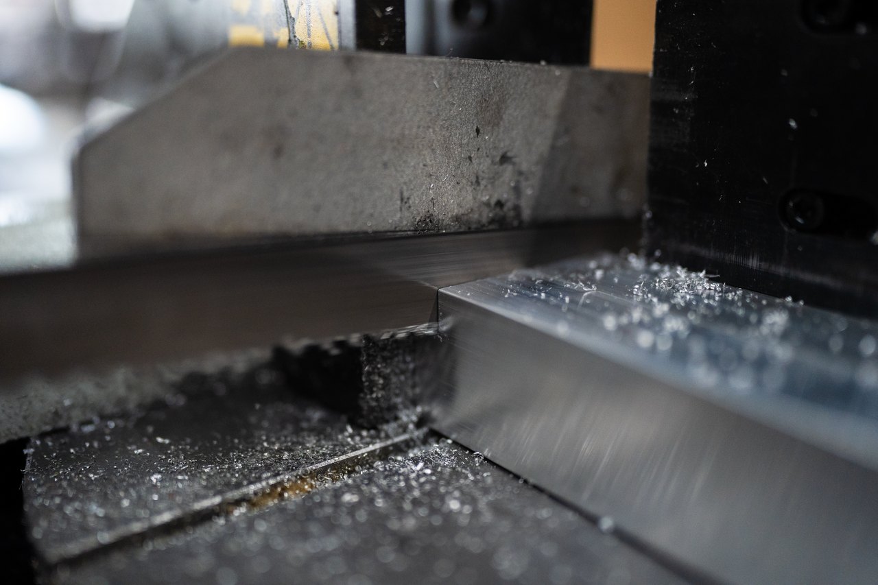 Saw-cut aluminium profile
