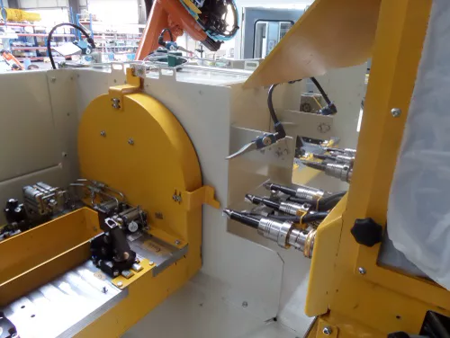 Deburring/milling station for cylinder heads