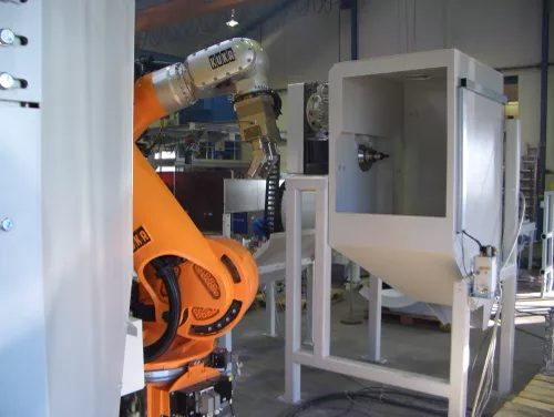 Deburring/milling station with robot-guided casting