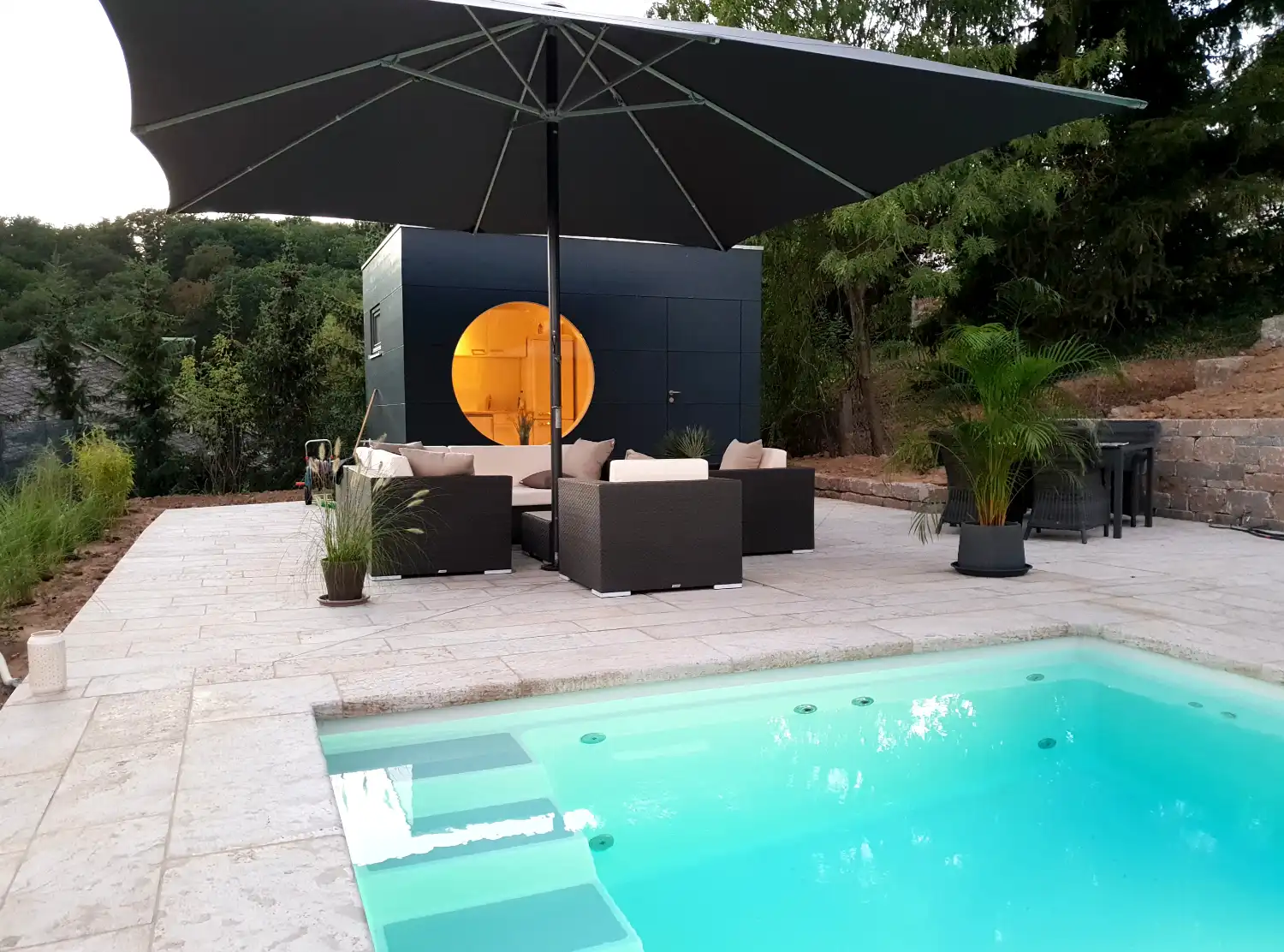 Gartenhaus als Poolhaus mit Rundfenster