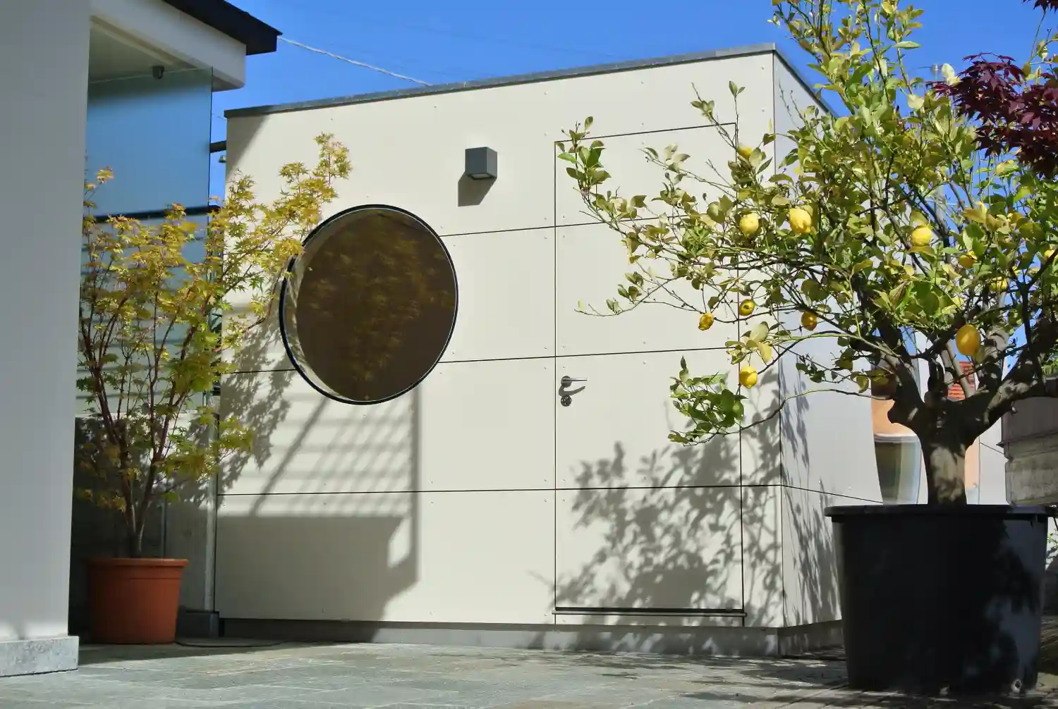 Custom Kubus mit HPL-Fassade