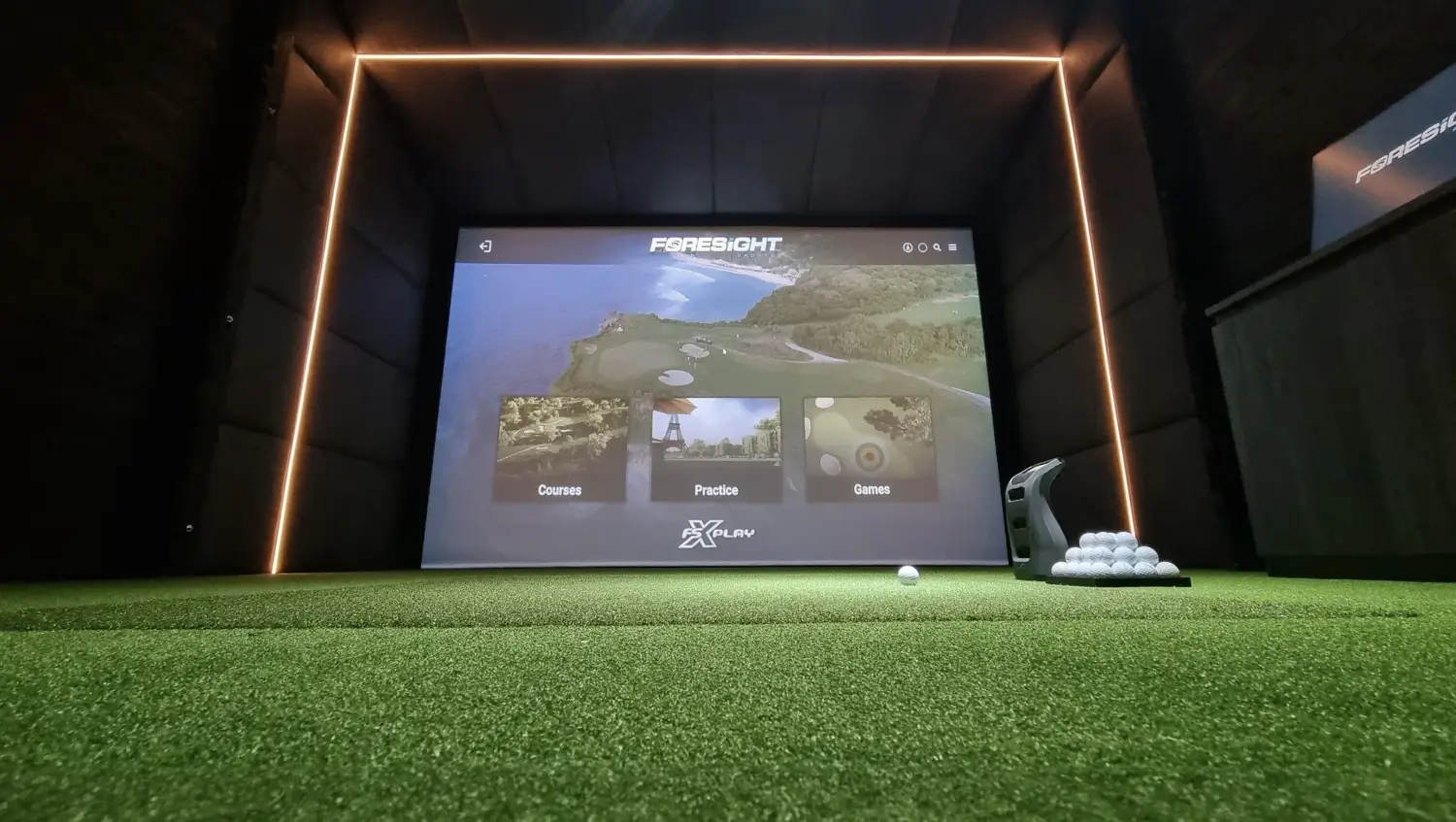 Golf Simulator im Garten Kubus