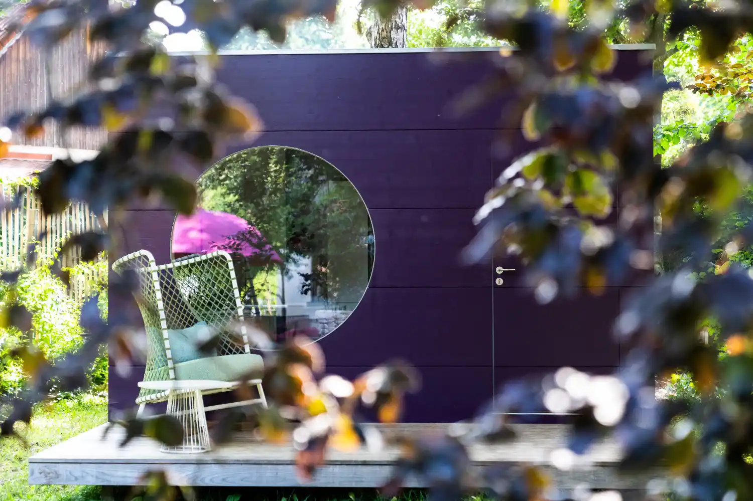 Gartenbüro mit Holzterrasse und Flachdach
