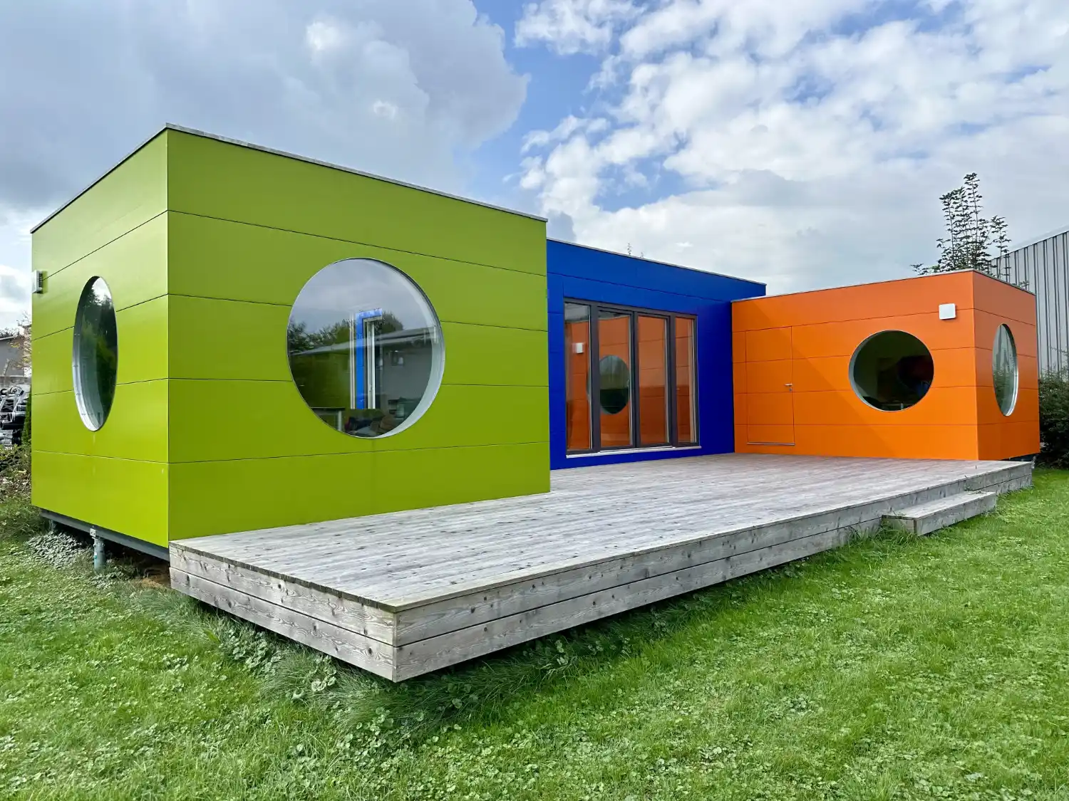 Office Kubus mit farbiger Fassade