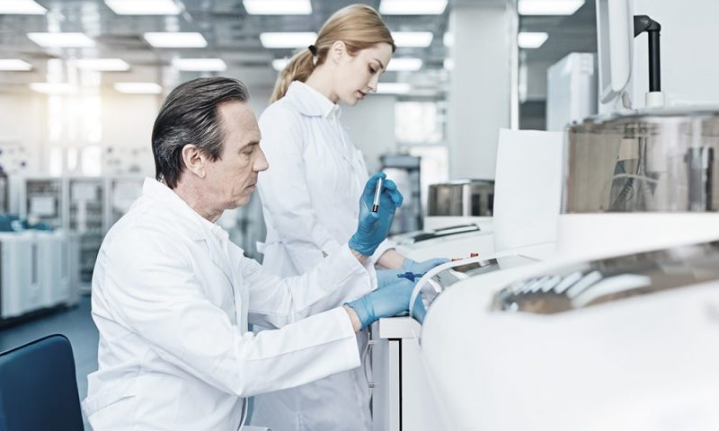 Labortechniker bei der Probenanalyse