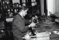 Peter Woltz beim Motorenwickeln, Ulm-Söflingen