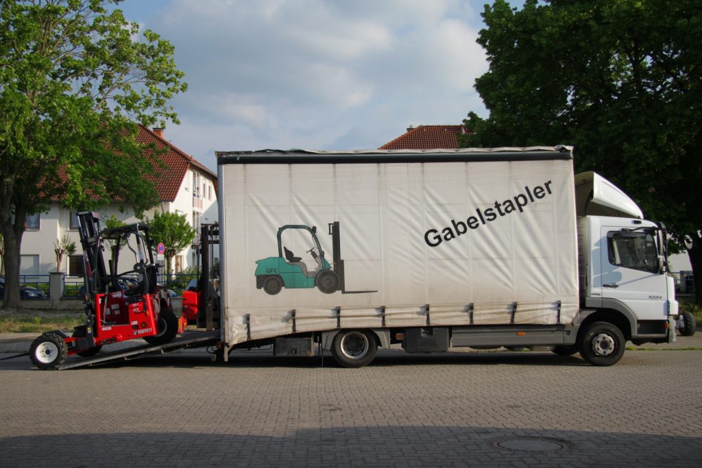 Stapler-Transport mit Spezial-LKW