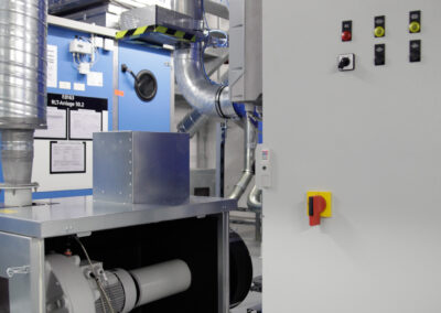Absauganlage für Industriestäube: Schaltschrank und Ventilator