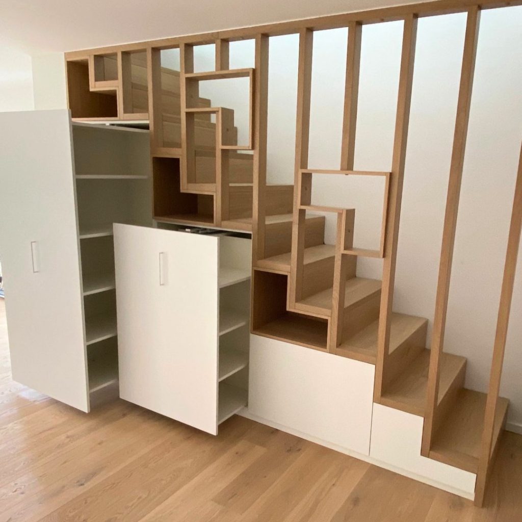 Treppenschrank