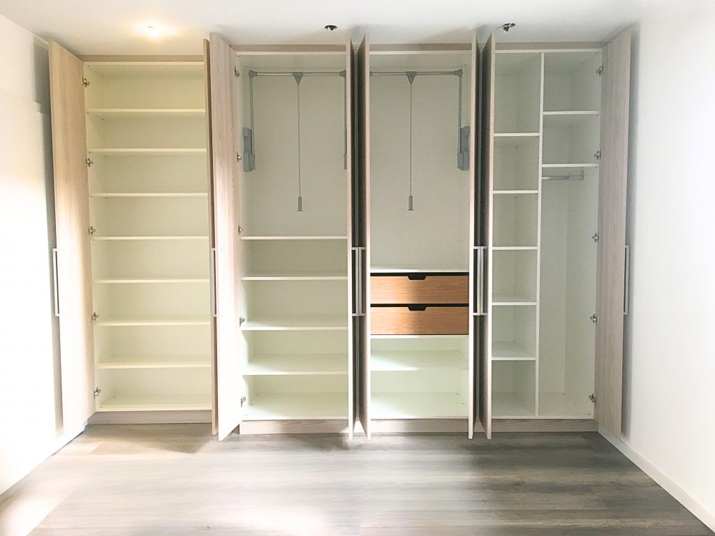 Kleiderschrank mit Kleiderlift