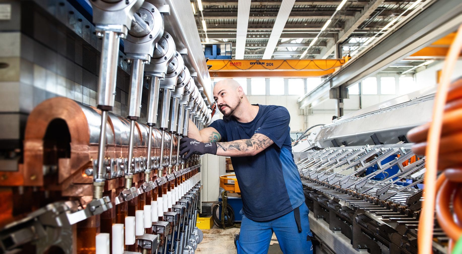 Arbeiter kontrolliert Gitterschweissanlage MG950