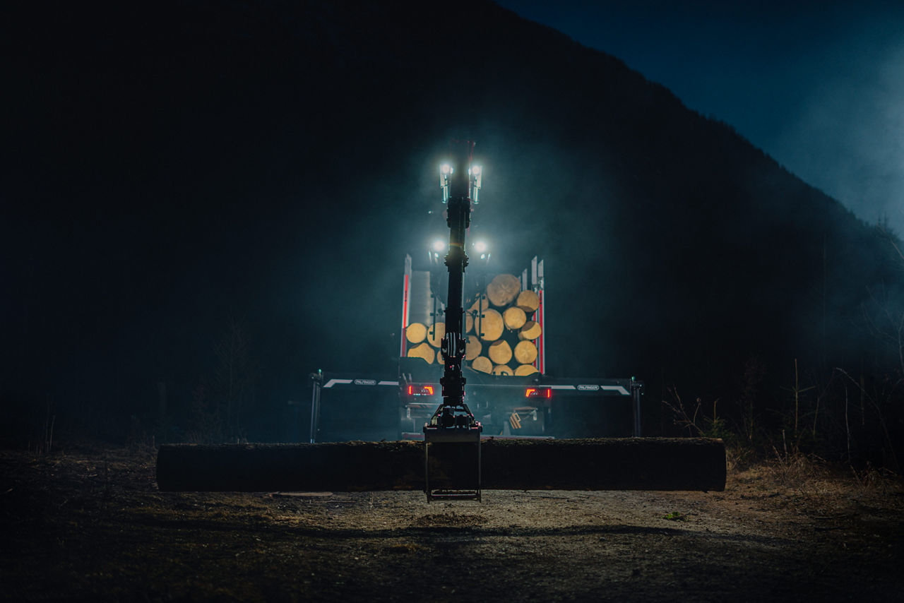 EPSILON-Kran bei Nacht mit LED-Kranleuchten