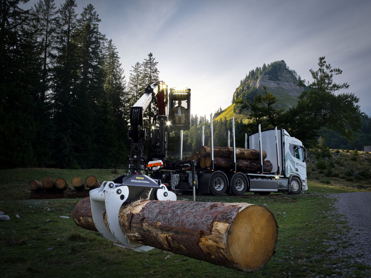 EPSILON-Holzkran beim Heben eines Holzstamms