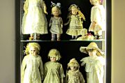 Puppenvitrine mit Beleuchtung