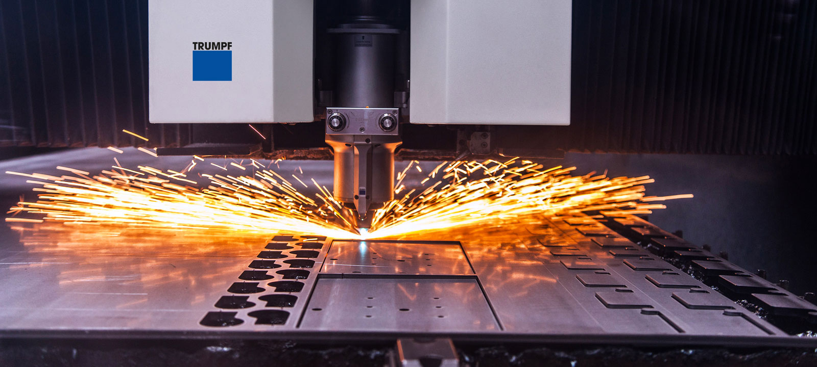 Laserschneidanlage bei der Bearbeitung