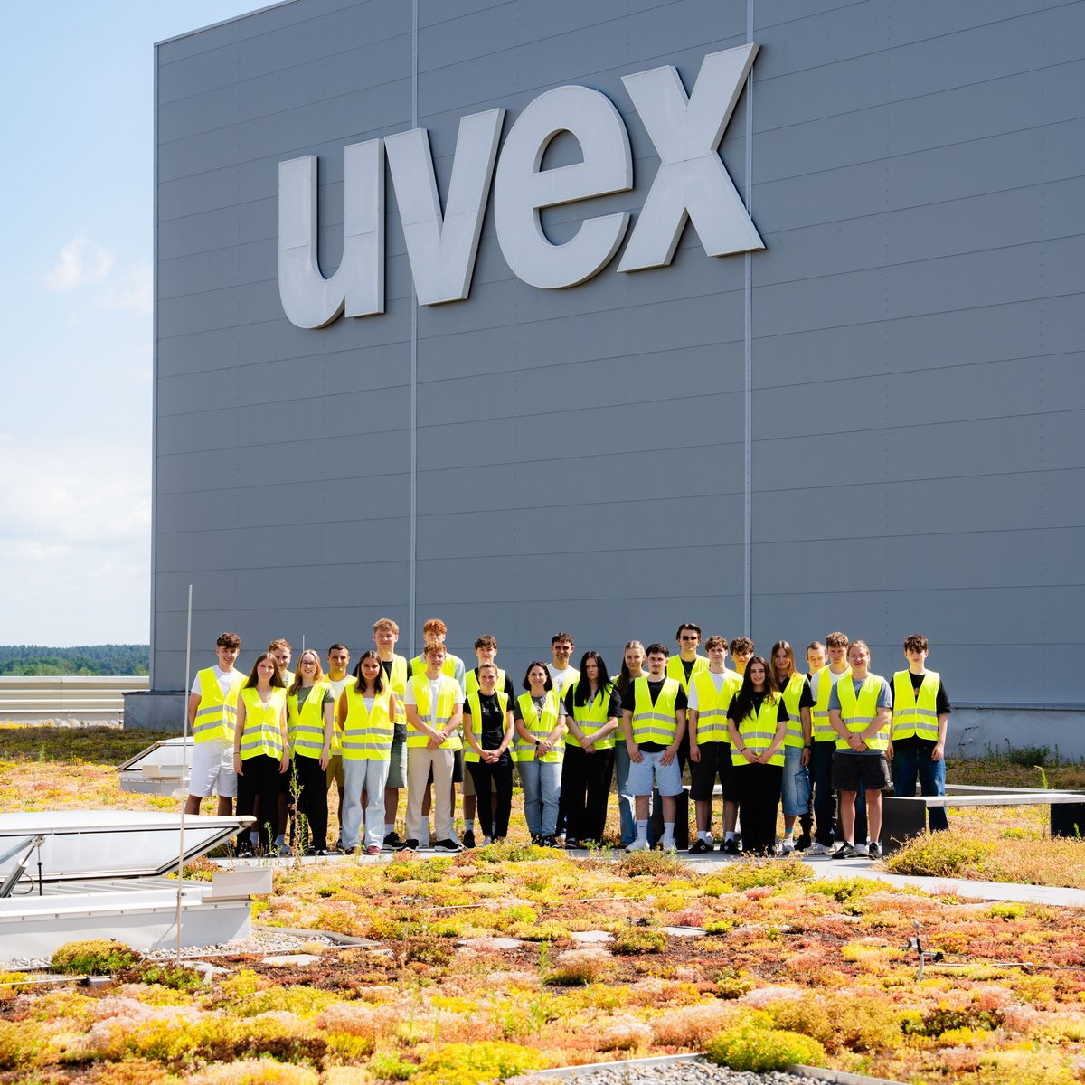 uvex Azubis vor dem Logistikzentrum Rednitzhembach