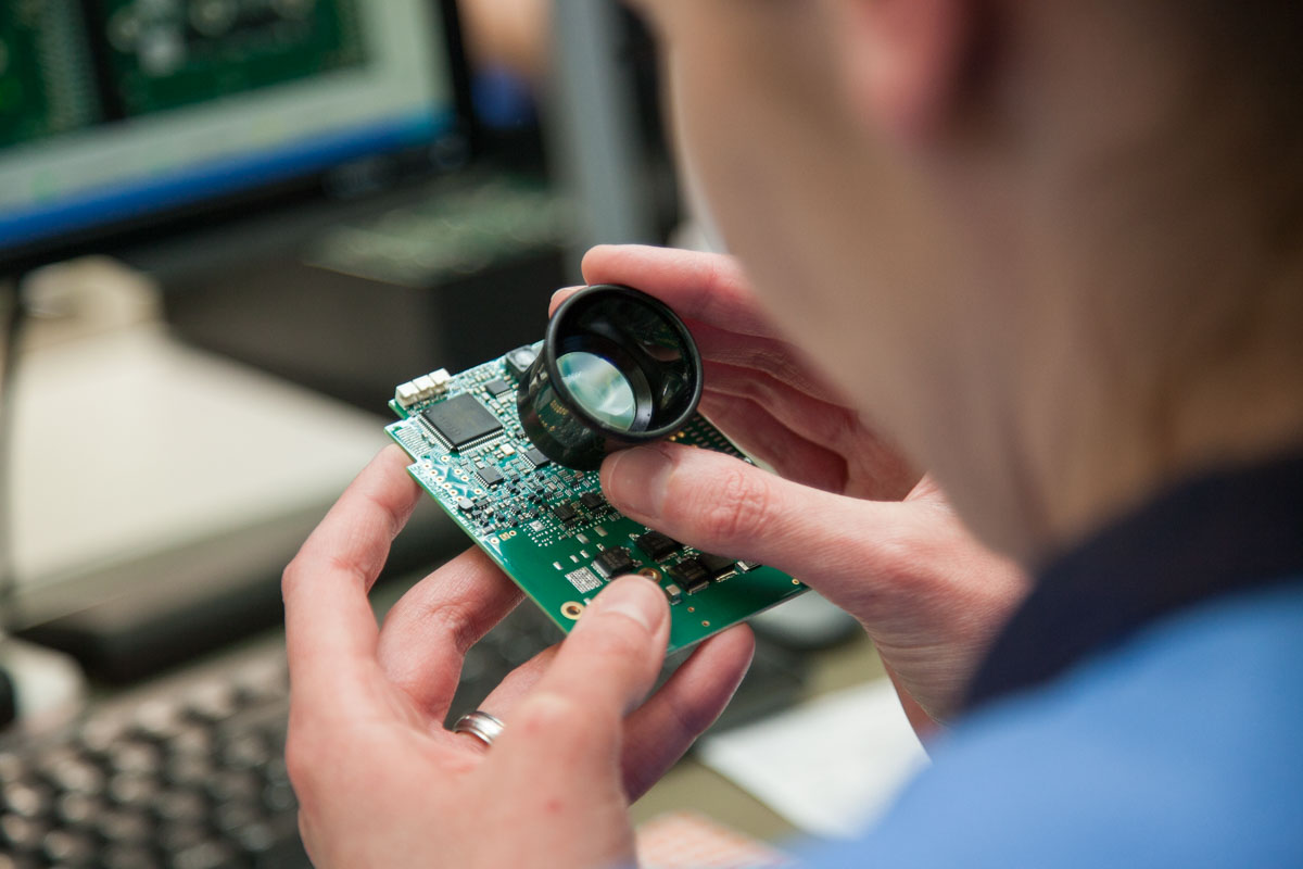 SMD-Bestückautomat in der elektronischen Fertigung