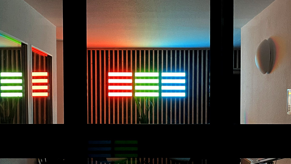 Leuchtlogo für acs medientechnik GmbH, Frontalansicht bei Nacht