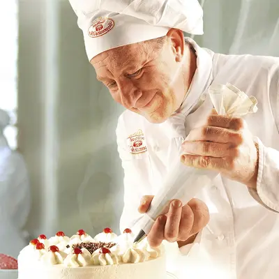 Sahnetorte mit Handdekoration