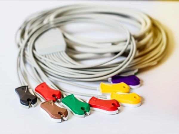Zubehör: Sensoren (SpO2/O2/CO2), Kabel, Blutdruckmanschetten