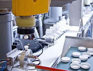 Roboterhandhabung von Plastikdeckeln in der Verpackungsindustrie
