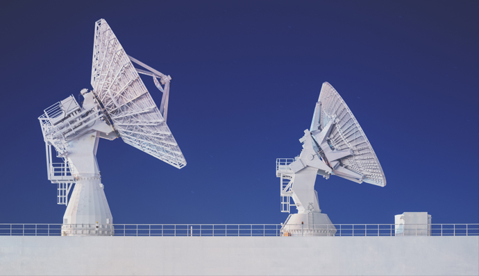 Modulares Satellitensystem mit Antenne