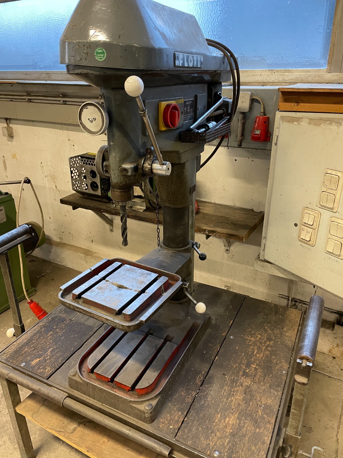 Tischbohrmaschine Flott auf Rollwagen