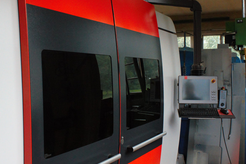 Laserschneidmaschine bei der Bearbeitung