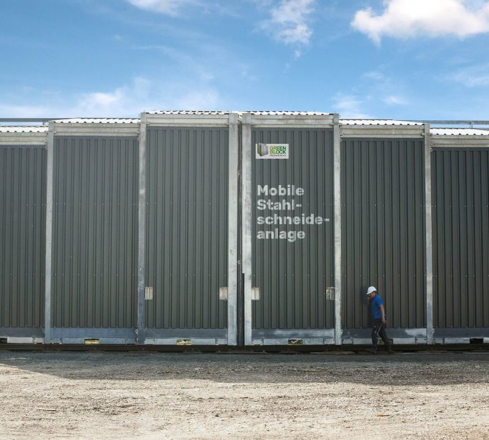 Mobile Stahlschneideanlage im Einsatz bei der Schrottaufbereitung
