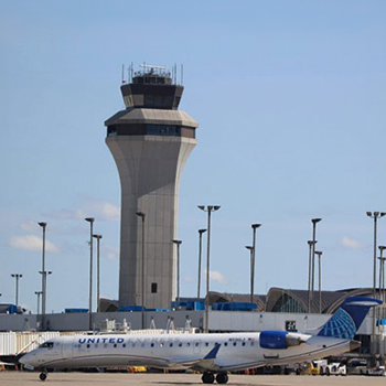 Case Study: St. Louis Airport – Flächenüberwachung mit 90 % weniger Kameras