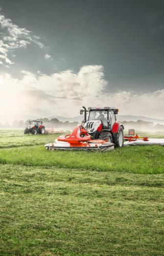 Steyr Profi 6145 mit Kuhn Mähkombination