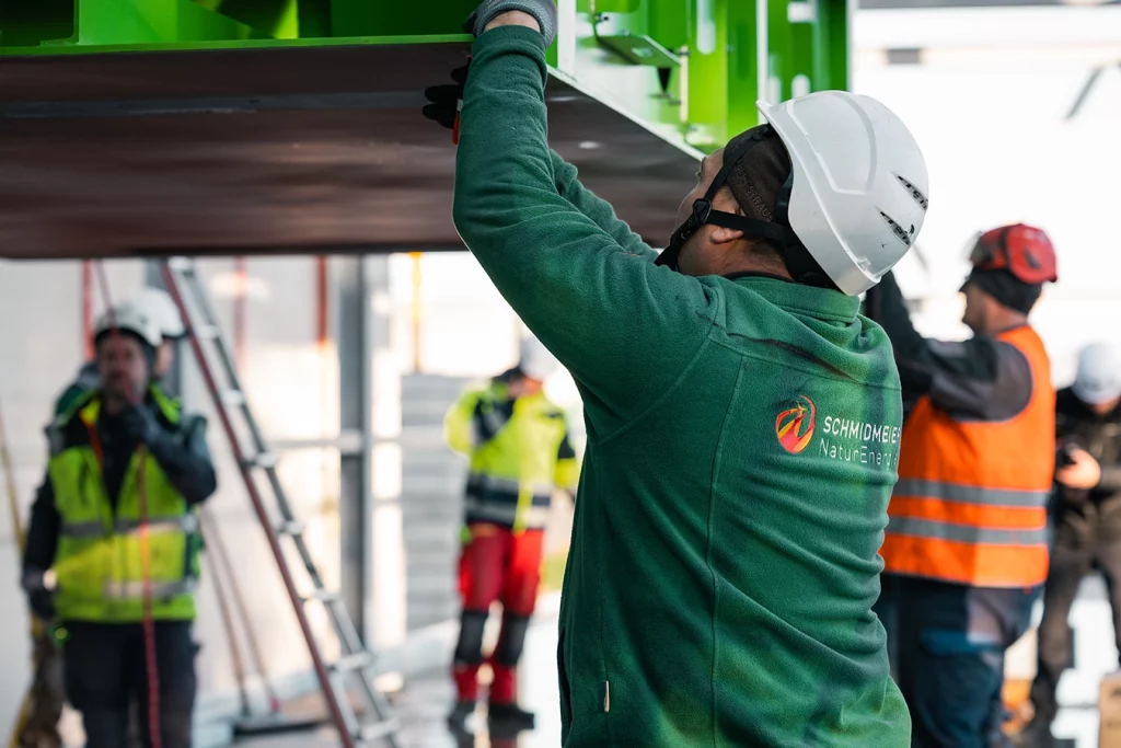Mitarbeiter bei der Montage im Projekt Saerbeck