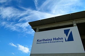 Firmenschild am Standort Straubing