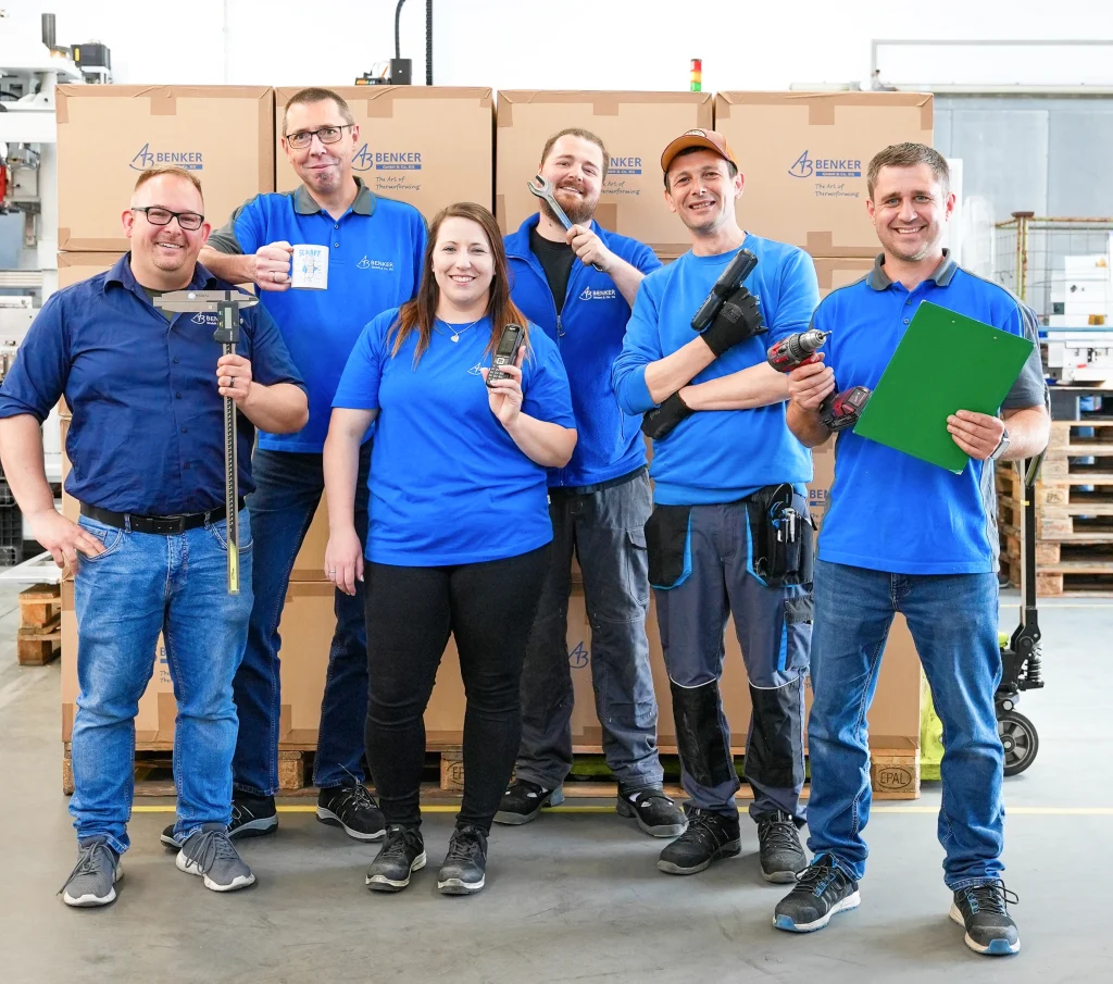 Team vor Versandkartons in der Halle