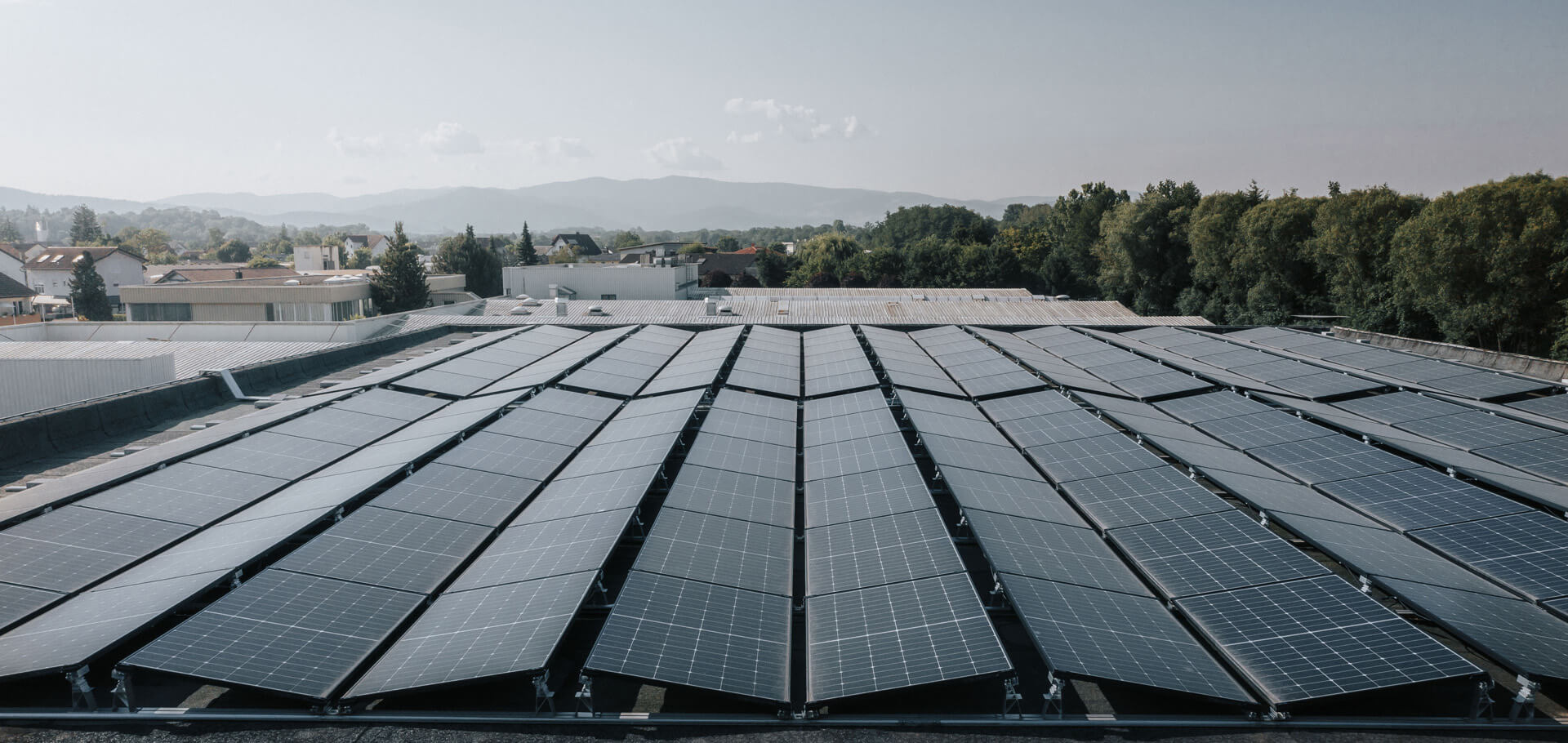 Dach mit PV-Anlage in March-Buchheim