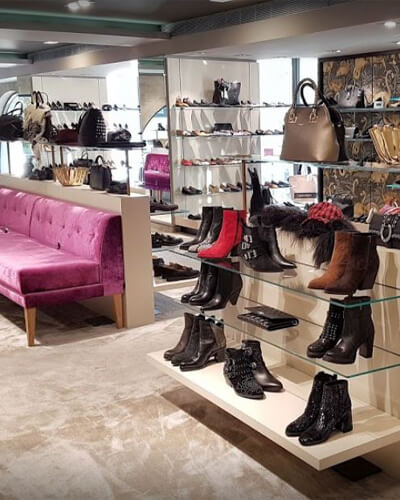 Sitzmöbel mit Schuhregalen