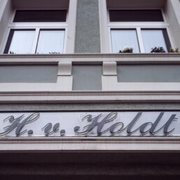 Firmenschild (Fassadenbeschriftung)