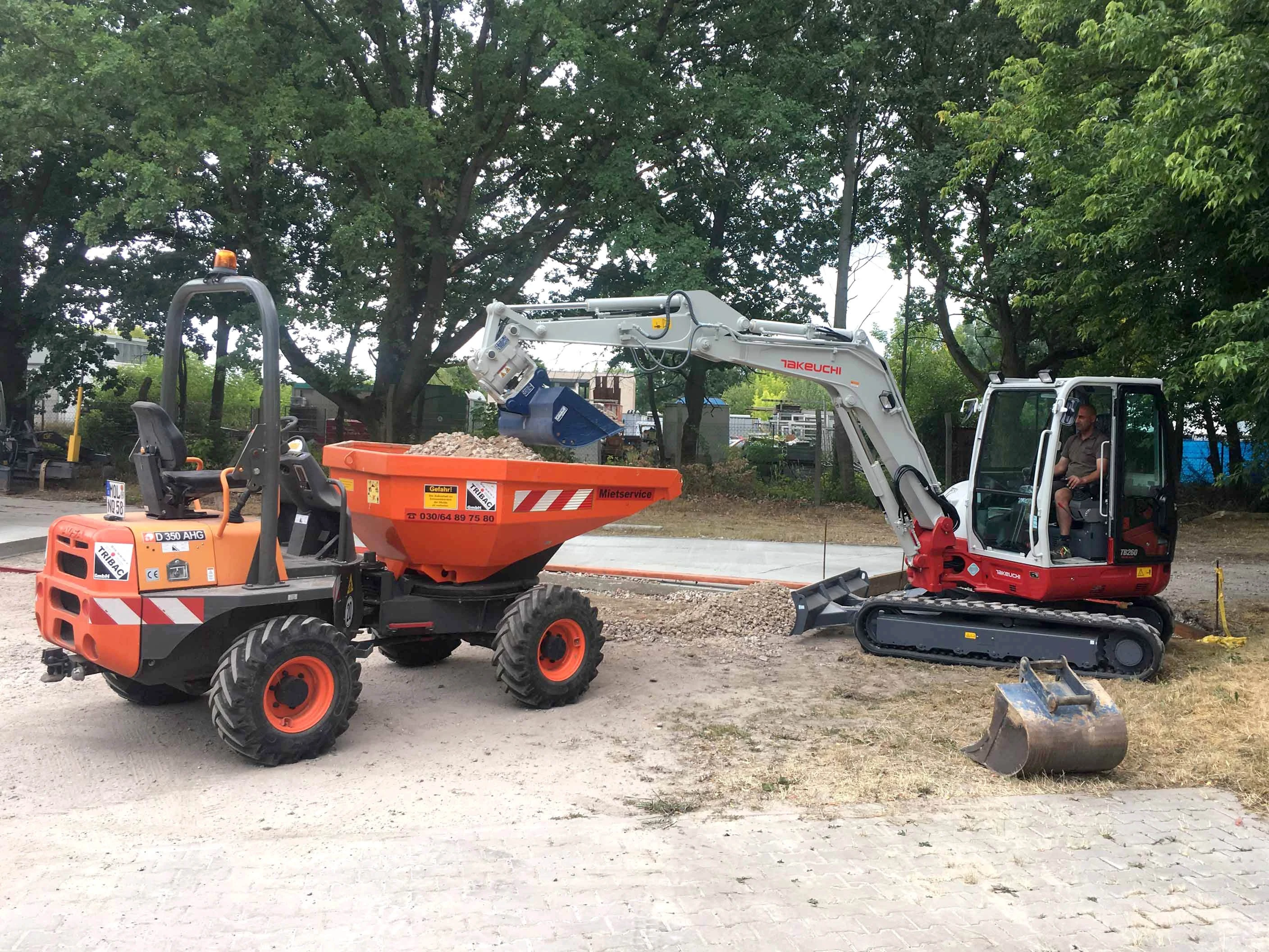 Dumper D350 und Takeuchi TB260