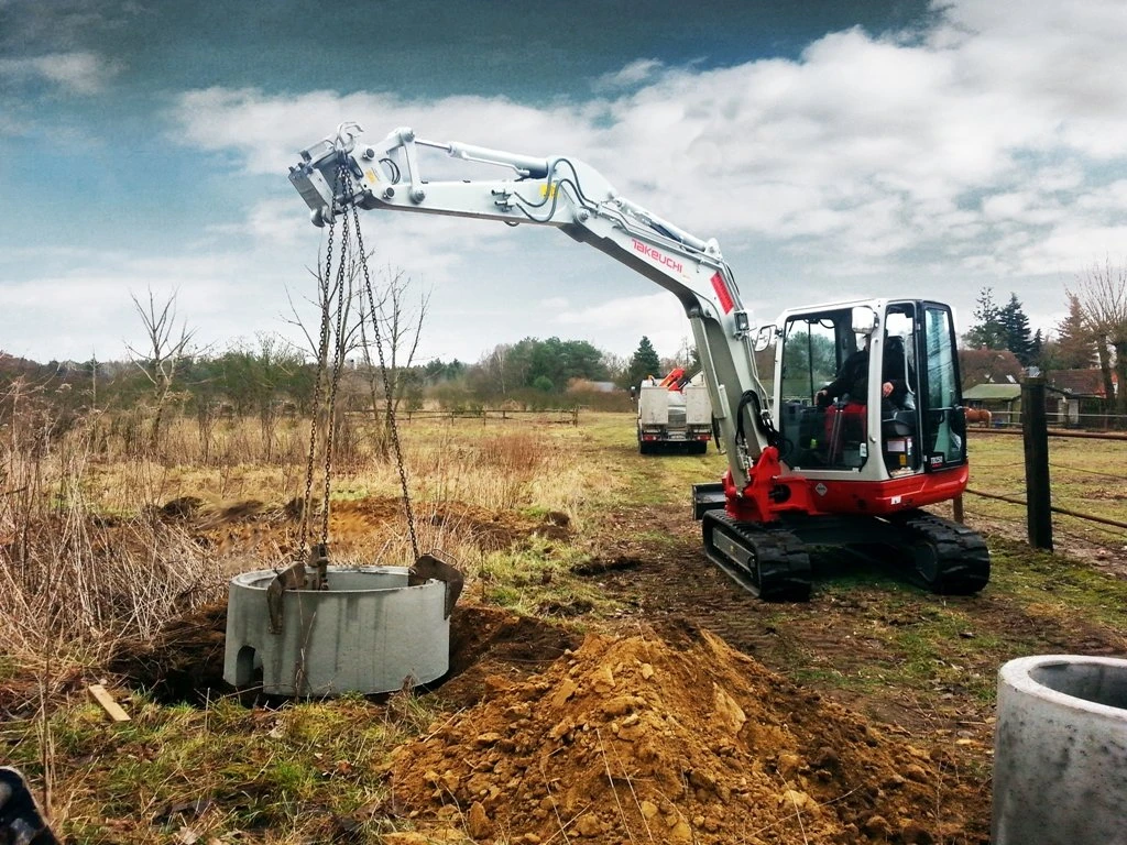 Takeuchi TB250 mit Schachtgehänge