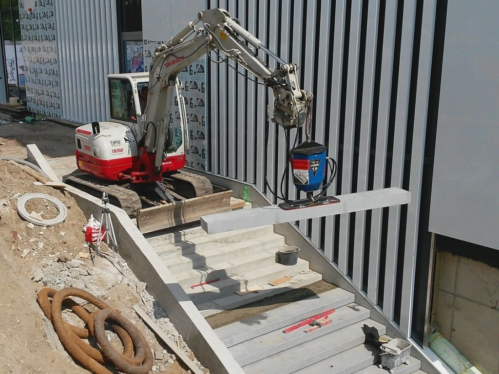 Takeuchi TB260 mit Vakuumhebegerät